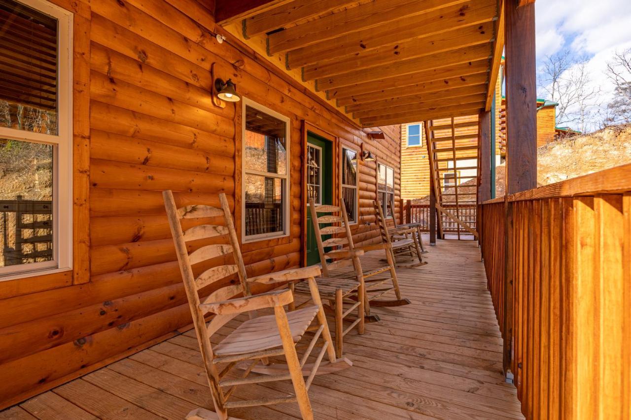 5Bd5B Escape Cabin With 2 Hottubs, Thtr &Game Rm,1Mi To The Parkway! 4Mi To Dollywood - Spring Deal 鸽子谷 外观 照片